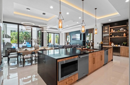 Reunion Villa | Luxe Retreat | 9BR Luxe Villa w/Saltwater Pool, Gym, Theater, and Arcade Near Orlando Theme Parks