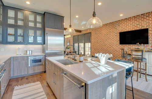 Hitch Village - Fred Wessels Homes House | Luxe Savannah Townhome: 1 Mi to Historic District