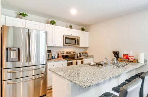 Palm Coast Villa | Luxe Villa with Private Garden, BBQ & 14 Guest