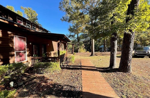 Zwolle Cabin | Luxurious Retreat Cabin with Scenic Pond Views, Expansive Decks, and Resort Amenities Near Zwolle, LA