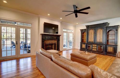 Nashville House | Luxurious Secluded Vineyard Estate with Private 32-Acre Vineyard & Fireplace Porch near Downtown Nashville, Georgia