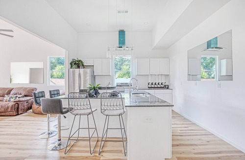 East Lake House | Luxury 10 Room Home with Huge Rooftop In ATL near Zoo,Aquarium,Stadium, and more