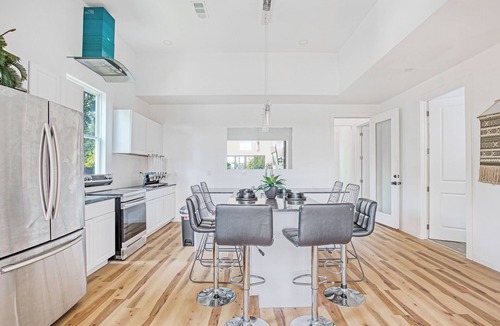 East Lake House | Luxury 10 Room Home with Huge Rooftop In ATL near Zoo,Aquarium,Stadium, and more