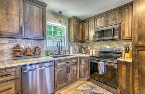 Muscle Shoals House | Luxury 2 Kings + 2 Queens, Lakefront Stay Near RTJ Golf Course and Game Room