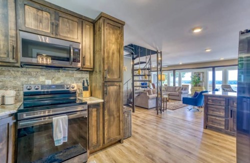 Muscle Shoals House | Luxury 2 Kings + 2 Queens, Lakefront Stay Near RTJ Golf Course and Game Room