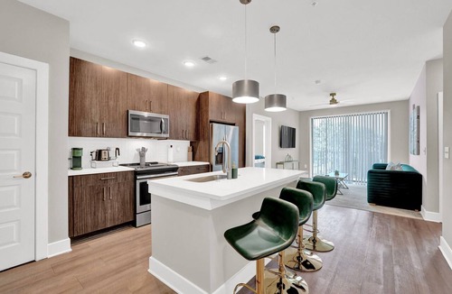 Cumberland Apartment | Luxury 2BR Retreat Near The Battery - 2 King Beds - FREE Parking