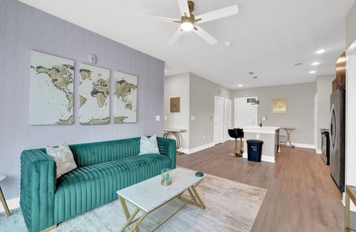 Cumberland Apartment | Luxury 2BR Retreat Near The Battery - 2 King Beds - FREE Parking