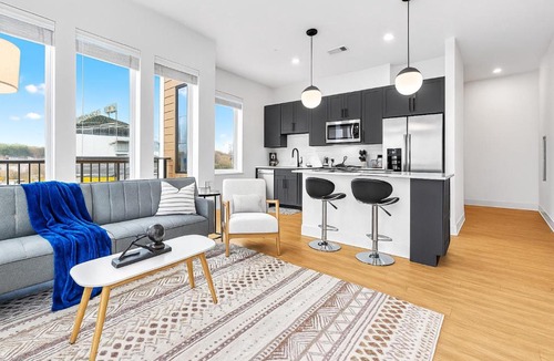Five Points South Apartment | Luxury 2BR Steps from Railroad Park