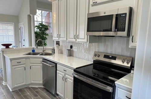 Gunter Afs House | Luxury 3-Bedroom Retreat Near Shoppes at EastChase