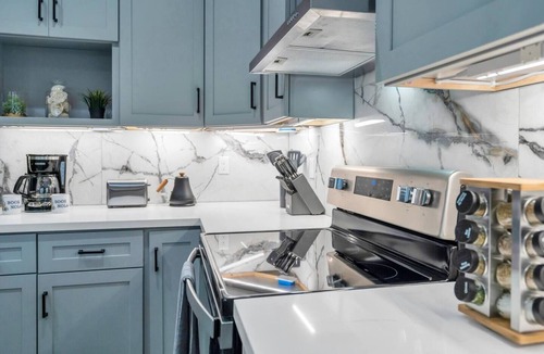 Tulane - Gravier House | Luxury 3BR Mid-City home with 3 king beds, fire pit, EV charger & parking. Steps to parade route.