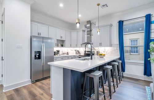 Tulane - Gravier House | Luxury 3BR Mid-City home with 3 king beds, fire pit, EV charger & parking. Steps to parade route.
