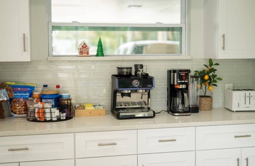 Edgewood House | Luxury 4BR Sleeps 12 Heated Pool + Free Grill