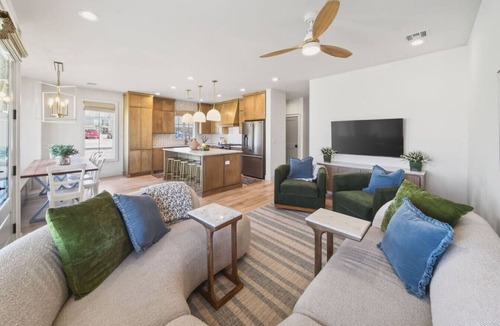Broken Arrow House | Luxury 4BR |Sleeps 9 | New Build | Family Friendly