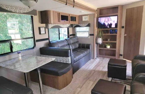 Live Oak House | Luxury and comfort Rv on a farm