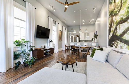 Faubourg Delachaise Apartment | Luxury apartment Uptown off Magazine St — walk to restaurants
