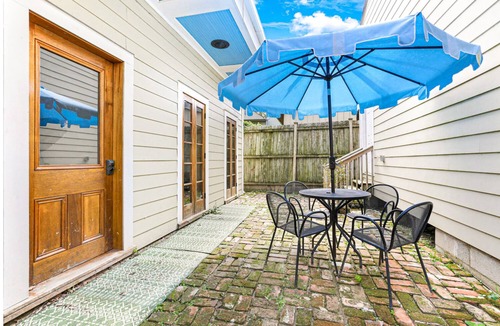 Faubourg Delachaise Apartment | Luxury apartment Uptown off Magazine St — walk to restaurants