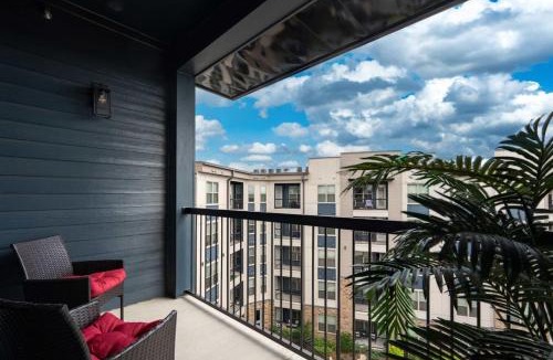 Crestline Heights Apartment | Luxury Apartment with Pool, Restaurants, Shopping)