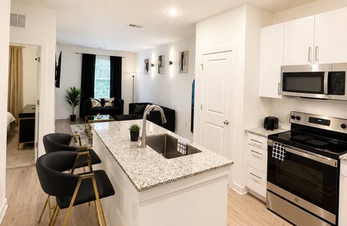 Boulevard Heights Apartment | Luxury Belt Line Retreat l Walk to Ponce City Market & Krog Street