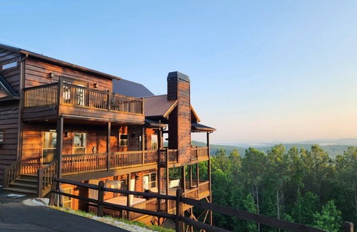Blairsville Cabin | Luxury Blue Ridge Escape, Fall Foliage, Hot Tub, Fire Pit & Mountain Views