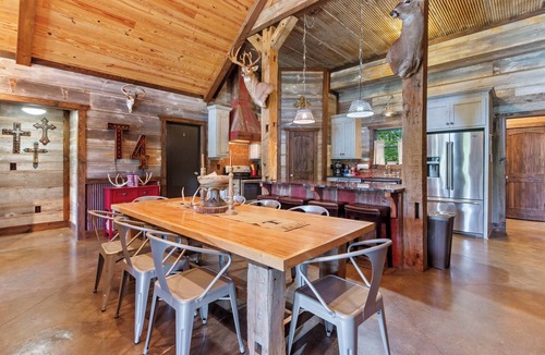 Clinton Cabin | Luxury Cabin on private estate only minutes from Tuscaloosa!