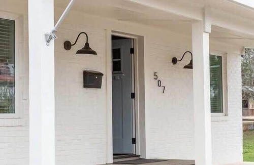 Ruston House | Luxury Cottage, Sleeps 12 , Great Location: minutes to sports complex