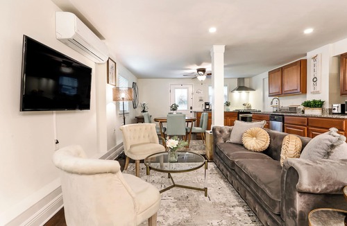 Leonidas Apartment | Luxury Couples Studio WALK TO STREETCAR! & 3.5Miles to Bourbon St & Downtown