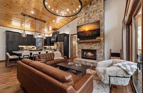 Ellijay Cabin | Luxury Creekfront | 3 King Suites | Hot Tub