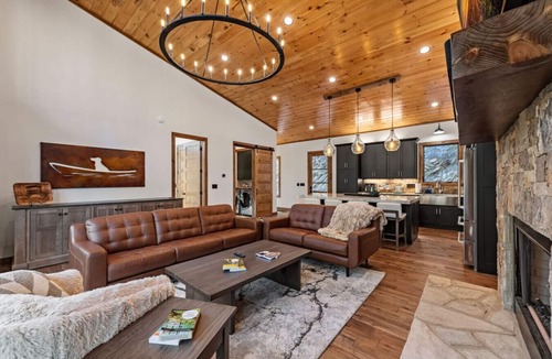Ellijay Cabin | Luxury Creekfront | 3 King Suites | Hot Tub