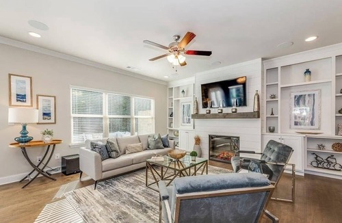 Church Street House | Luxury Gated Townhome For Full World Cup Stay w/2 Car Garage + Safe & Private