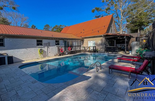 Shelby House | LUXURY LAKE HOUSE & DOG CONDO