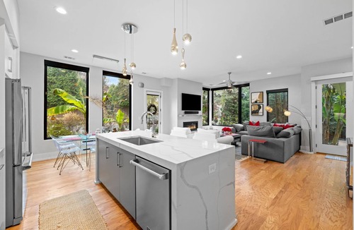 Midtown House | Luxury Midtown Sanctuary - Rooftop Skyline Views Pet Friendly- Walk to Park!