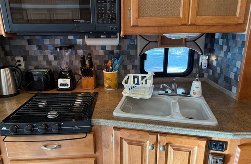Crestview House | Luxury Motorhome in South Crestview with WiFi, AC