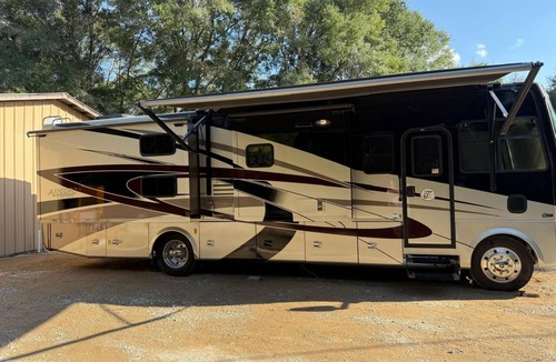 Crestview House | Luxury Motorhome in South Crestview with WiFi, AC