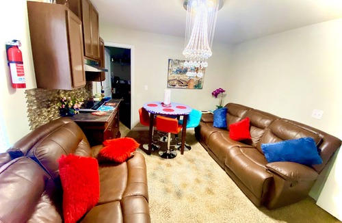 Stockbridge House | Luxury Retreat with Quite Oasis & Community Pool 6 bedroom 3.5.
