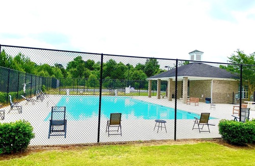 Stockbridge House | Luxury Retreat with Quite Oasis & Community Pool 6 bedroom 3.5.