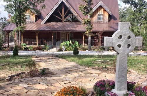 Compton Cabin | Luxury Romantic Bed and Breakfast Retreat in Northern Arkansas