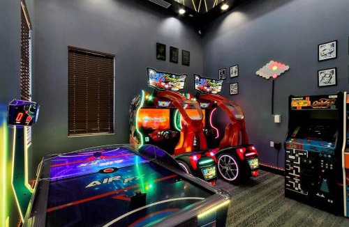 Four Corners House | Luxury Villa Game Room Pool & Resort Access