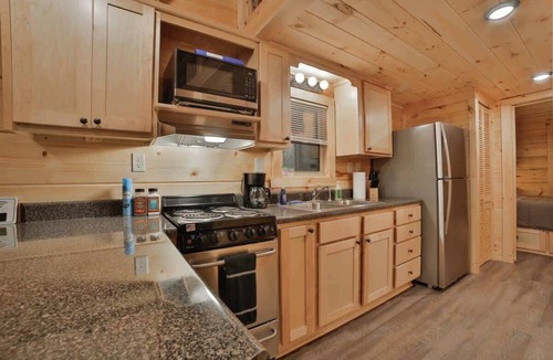 Lookout Valley Neighborhood Association Cabin | Lynda Nature Nested Tiny Cabin with Hot Tub