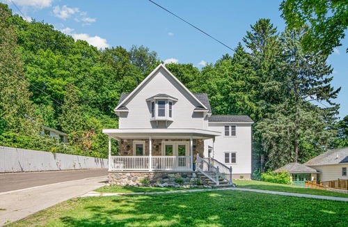 Frankfort House | M22 Rentals Premier Home - One Block from Lake Michigan!nn2025 Calendar is OPEN!