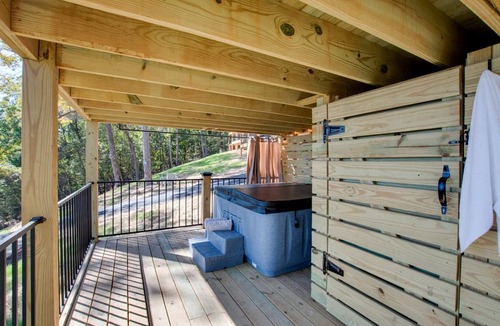 Groveoak Cabin | Magical Family Cabin with Breathtaking Beauty and Modern Interior in Alabama