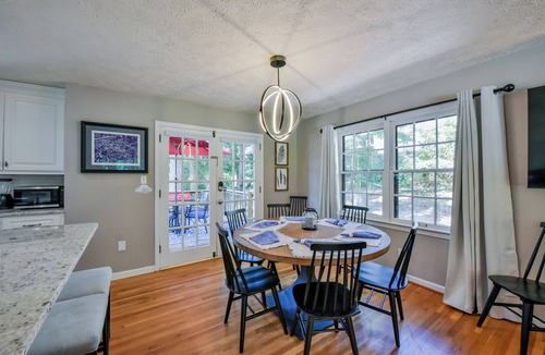 Northport House | Magnolia Lake House-family friendly, close to UofA, and gorgeous lake views!
