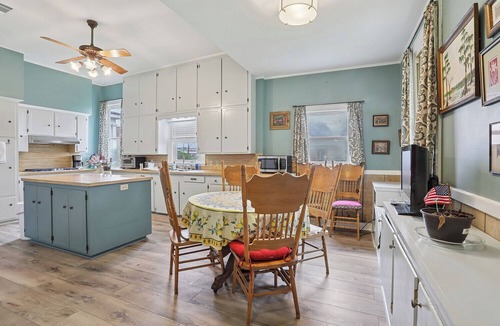 New Roads House | Maison Rouge. Quaint house in Historic town of New Roads. Close to everything!