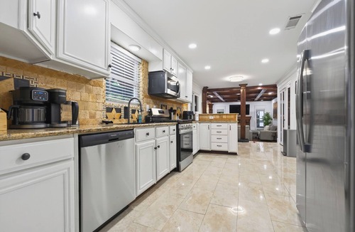 Buford House | Mall of GA, Cozy 5 Bedrooms Gateway, Sleep 12 + Game Room and Wi-Fi