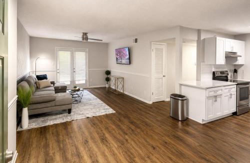 Shannon Apartment | Maple n Main Hoover Modern 2BR Escape 2E