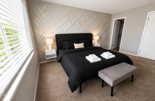 Shannon Apartment | Maple n Main Hoover Modern 2BR Escape 2E