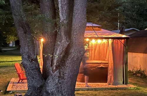 Lake House | Maple Street Cottage is the perfect couple’s retreat.