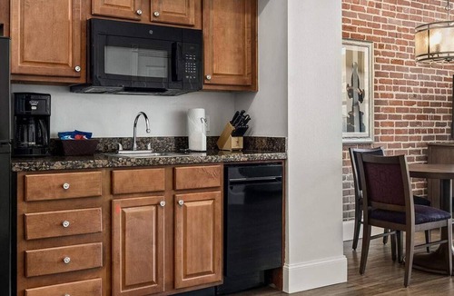 Central Business District Resort | Mardi Gras Central! 4-star resort. King BR+ LR Queen pull-out. Full Kitchen.
