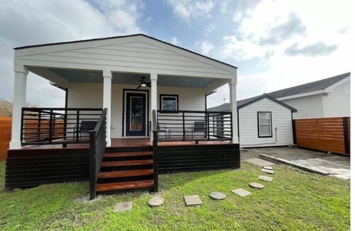 Plum Orchard House | MardiGras Modern 4bedrm Home Wi-Fi free parking