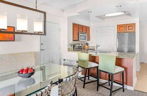 Williamsburg Resort | Marriott's Grande Vista resort in Orlando. 2 BR, 2 Bath, living rm, 1100 sqft.