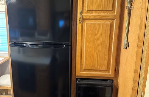Broadmoor House | Max’s Properties 40’ RV with full Kitchen and Laundry